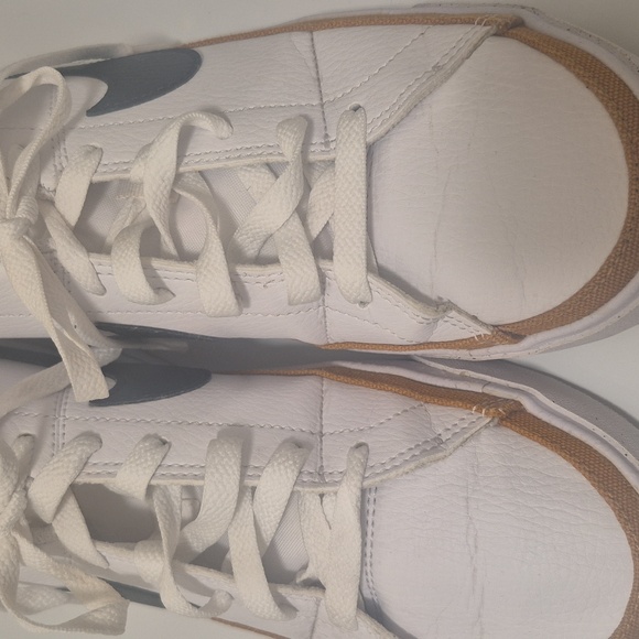 Nike Women's White and Black Sneakers 7.5 - Picture 3 of 8